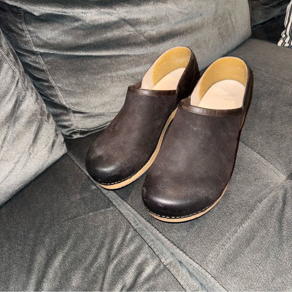 Dansko Brenna Women's Clogs, Chocolate Burnished Suede Sz. 39 (8.5/9)